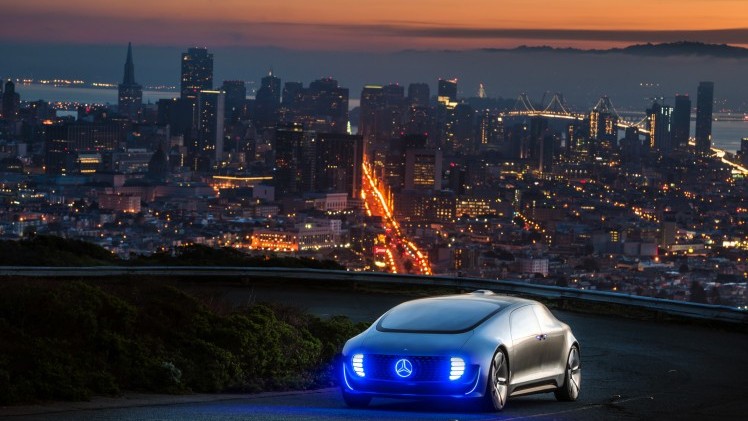 Met de Mercedes-Benz F 015 Luxury in Motion conceptcar laat Mercedes zien hoe autonoom rijden er in 2030 uit moet komen te zien. In San Francisco stapten we in en lieten de auto het werk doen.