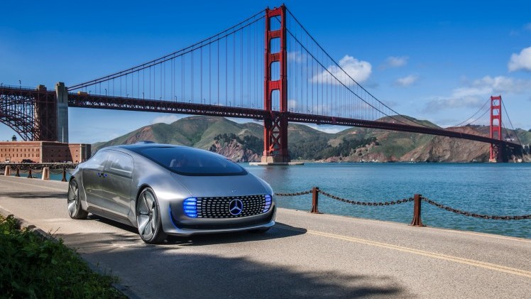 Met de Mercedes-Benz F 015 Luxury in Motion conceptcar laat Mercedes zien hoe autonoom rijden er in 2030 uit moet komen te zien. In San Francisco stapten we in en lieten de auto het werk doen.