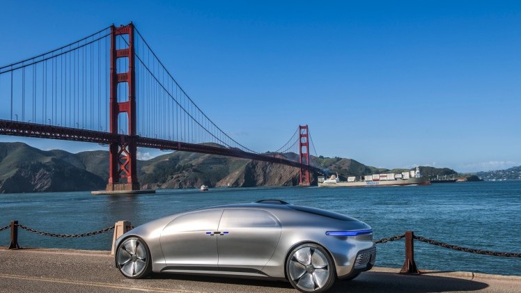 Met de Mercedes-Benz F 015 Luxury in Motion conceptcar laat Mercedes zien hoe autonoom rijden er in 2030 uit moet komen te zien. In San Francisco stapten we in en lieten de auto het werk doen.