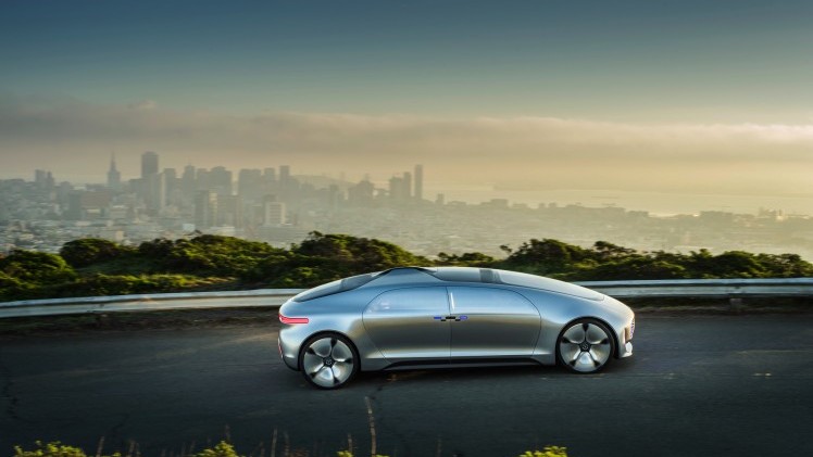 Met de Mercedes-Benz F 015 Luxury in Motion conceptcar laat Mercedes zien hoe autonoom rijden er in 2030 uit moet komen te zien. In San Francisco stapten we in en lieten de auto het werk doen.