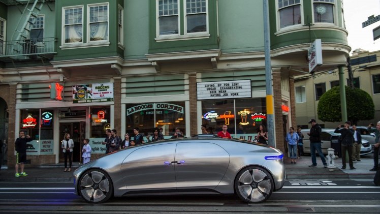 Met de Mercedes-Benz F 015 Luxury in Motion conceptcar laat Mercedes zien hoe autonoom rijden er in 2030 uit moet komen te zien. In San Francisco stapten we in en lieten de auto het werk doen.