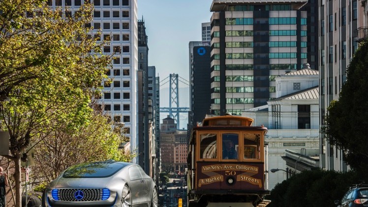 Met de Mercedes-Benz F 015 Luxury in Motion conceptcar laat Mercedes zien hoe autonoom rijden er in 2030 uit moet komen te zien. In San Francisco stapten we in en lieten de auto het werk doen.