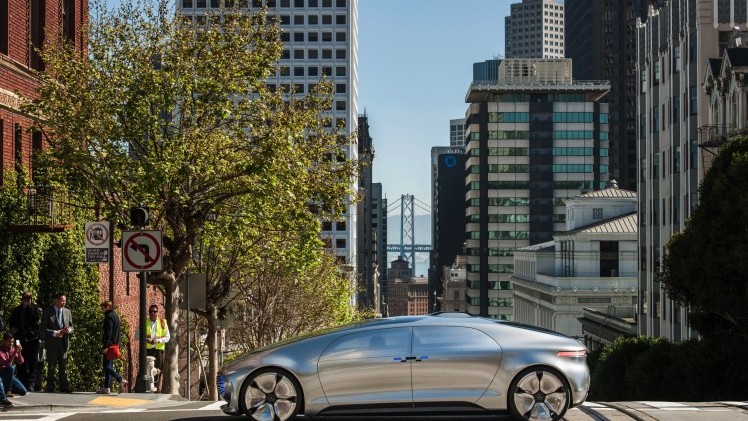 Met de Mercedes-Benz F 015 Luxury in Motion conceptcar laat Mercedes zien hoe autonoom rijden er in 2030 uit moet komen te zien. In San Francisco stapten we in en lieten de auto het werk doen.