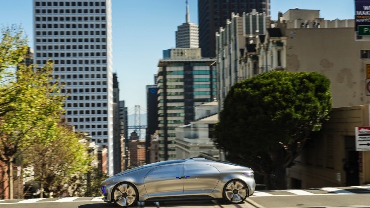Met de Mercedes-Benz F 015 Luxury in Motion conceptcar laat Mercedes zien hoe autonoom rijden er in 2030 uit moet komen te zien. In San Francisco stapten we in en lieten de auto het werk doen.