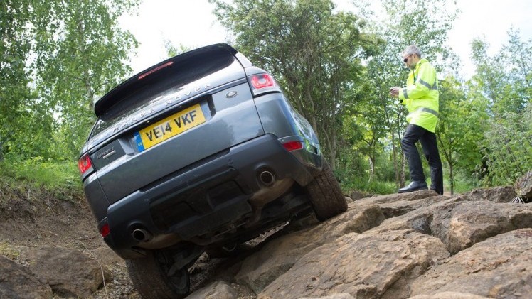 Land Rover onthult Range Rover Sport studiemodel met autonome rijfuncties voor onroad, parkeren en offroad.