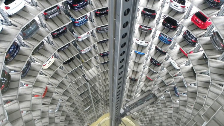 Autostadt is de plek waar de Volkswagen-groep het begrip merkbeleving tot uiting brengt. Wij namen er een kijkje en zochten uit of het alleen voor VAG-liefhebbers is of dat iedereen geweest moet zijn.