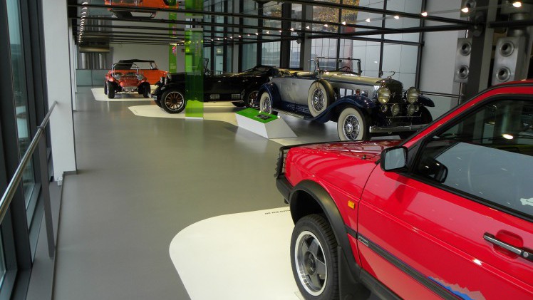 Autostadt is de plek waar de Volkswagen-groep het begrip merkbeleving tot uiting brengt. Wij namen er een kijkje en zochten uit of het alleen voor VAG-liefhebbers is of dat iedereen geweest moet zijn.