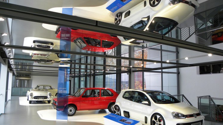 Autostadt is de plek waar de Volkswagen-groep het begrip merkbeleving tot uiting brengt. Wij namen er een kijkje en zochten uit of het alleen voor VAG-liefhebbers is of dat iedereen geweest moet zijn.