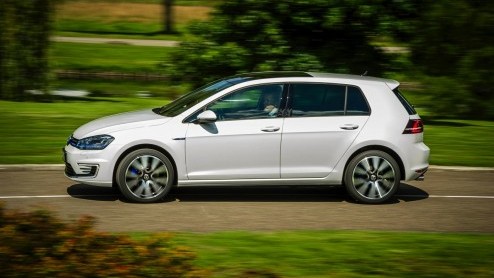 Verkoopcijfers nieuwe auto's van eerste drie kwartalen 2014. Volkswagen gaat aan kop op merk- en modelniveau.