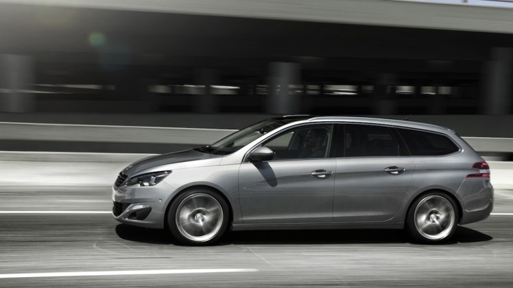 Autoverkopen 2015 in mei opnieuw gedaald. De prognose voor heel 2015 ligt nog altijd op 390.000 tot 410.000 nieuw verkochte auto's.