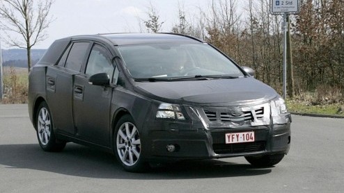 Het was al bekend dat de Toyota Avensis nu na vijf jaar op het punt staat te worden afgelost. Uiteraard staat zowel een sedan als een stationwagon op de planning, maar die laatste volgt een half jaar 