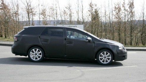 Het was al bekend dat de Toyota Avensis nu na vijf jaar op het punt staat te worden afgelost. Uiteraard staat zowel een sedan als een stationwagon op de planning, maar die laatste volgt een half jaar 