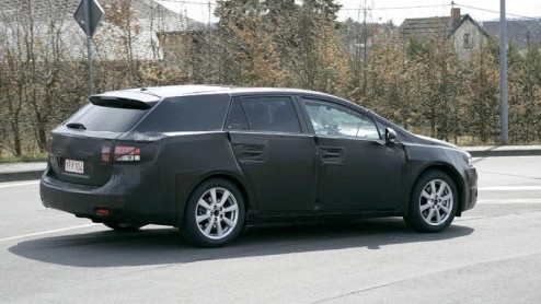 Het was al bekend dat de Toyota Avensis nu na vijf jaar op het punt staat te worden afgelost. Uiteraard staat zowel een sedan als een stationwagon op de planning, maar die laatste volgt een half jaar 