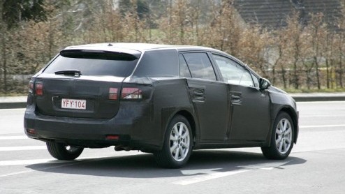 Het was al bekend dat de Toyota Avensis nu na vijf jaar op het punt staat te worden afgelost. Uiteraard staat zowel een sedan als een stationwagon op de planning, maar die laatste volgt een half jaar 