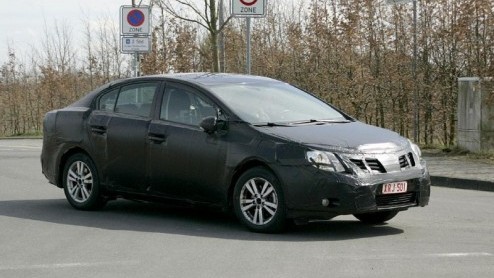 Het was al bekend dat de Toyota Avensis nu na vijf jaar op het punt staat te worden afgelost. Uiteraard staat zowel een sedan als een stationwagon op de planning, maar die laatste volgt een half jaar 