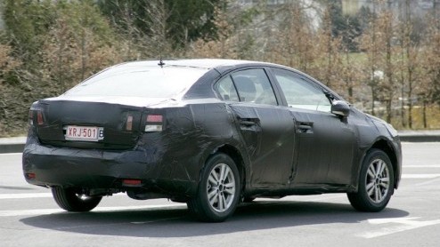 Het was al bekend dat de Toyota Avensis nu na vijf jaar op het punt staat te worden afgelost. Uiteraard staat zowel een sedan als een stationwagon op de planning, maar die laatste volgt een half jaar 