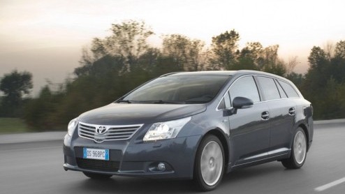 De zakelijke topper van Toyota, de Avensis, is helemaal nieuw. Hij staat te schitteren in Parijs en belooft met nieuwe moderne motoren en een extra kwaliteit- en veiligheidsslag weer potten te gaan br