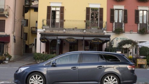 De zakelijke topper van Toyota, de Avensis, is helemaal nieuw. Hij staat te schitteren in Parijs en belooft met nieuwe moderne motoren en een extra kwaliteit- en veiligheidsslag weer potten te gaan br