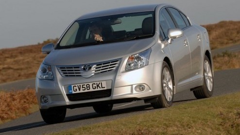De zakelijke topper van Toyota, de Avensis, is helemaal nieuw. Hij staat te schitteren in Parijs en belooft met nieuwe moderne motoren en een extra kwaliteit- en veiligheidsslag weer potten te gaan br