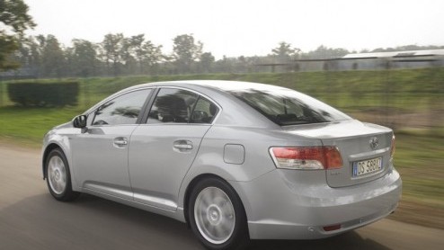 De zakelijke topper van Toyota, de Avensis, is helemaal nieuw. Hij staat te schitteren in Parijs en belooft met nieuwe moderne motoren en een extra kwaliteit- en veiligheidsslag weer potten te gaan br