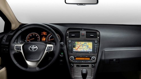De zakelijke topper van Toyota, de Avensis, is helemaal nieuw. Hij staat te schitteren in Parijs en belooft met nieuwe moderne motoren en een extra kwaliteit- en veiligheidsslag weer potten te gaan br