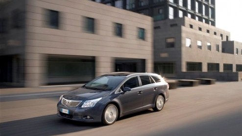 Eind deze week staat de nieuwe Toyota Avensis bij de dealer. Deze totaal vernieuwde Japanner verschijnt als sedan en Wagon, met nieuwe zuinige benzine- en dieselmotoren en desgewenst boordevol veiligh