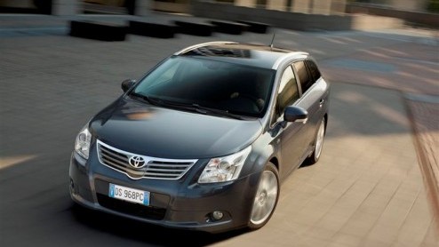 Eind deze week staat de nieuwe Toyota Avensis bij de dealer. Deze totaal vernieuwde Japanner verschijnt als sedan en Wagon, met nieuwe zuinige benzine- en dieselmotoren en desgewenst boordevol veiligh