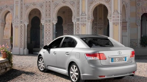 Eind deze week staat de nieuwe Toyota Avensis bij de dealer. Deze totaal vernieuwde Japanner verschijnt als sedan en Wagon, met nieuwe zuinige benzine- en dieselmotoren en desgewenst boordevol veiligh