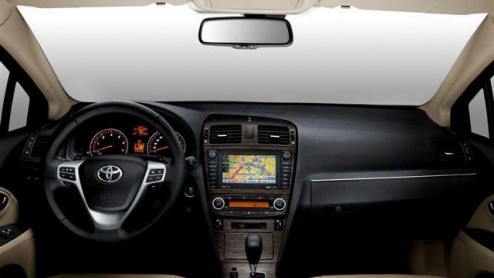 Vorige week hebben we al de eerste blik kunnen werpen op de nieuwe Toyota Avensis. Dankzij afbeeldingen en meer informatie zetten we deze kersverse Japanner nog eens in de spotlights.