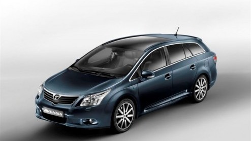 De zakelijke topper van Toyota, de Avensis, is helemaal nieuw. Hij staat te schitteren in Parijs en belooft met nieuwe moderne motoren en een extra kwaliteit- en veiligheidsslag weer potten te gaan br