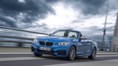 De opvolger van de BMW 1 Serie Cabrio is een feit. Voortaan gaat de zomerse compact als 2 Serie Cabrio door het leven. De auto debuteert op de Autosalon van Parijs en staat op 28 februari volgend jaar