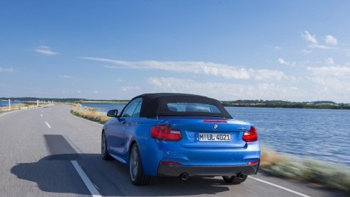 De opvolger van de BMW 1 Serie Cabrio is een feit. Voortaan gaat de zomerse compact als 2 Serie Cabrio door het leven. De auto debuteert op de Autosalon van Parijs en staat op 28 februari volgend jaar