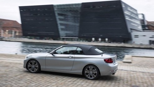 De opvolger van de BMW 1 Serie Cabrio is een feit. Voortaan gaat de zomerse compact als 2 Serie Cabrio door het leven. De auto debuteert op de Autosalon van Parijs en staat op 28 februari volgend jaar