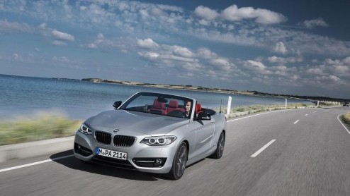 De opvolger van de BMW 1 Serie Cabrio is een feit. Voortaan gaat de zomerse compact als 2 Serie Cabrio door het leven. De auto debuteert op de Autosalon van Parijs en staat op 28 februari volgend jaar