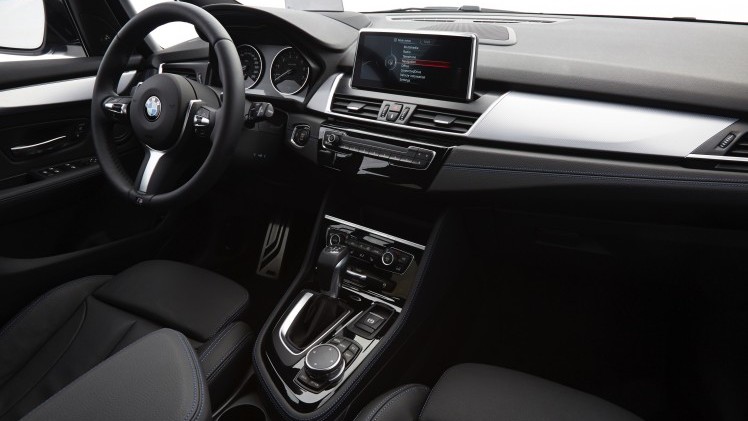 Hij staat op het platform van de nieuwe Mini en heeft de motor van de Mini Cooper S. Toch is de BMW 2 Serie Gran Tourer veel meer dan een bijzonder corpulente Mini met zeven zitplaatsen, blijkt tijden