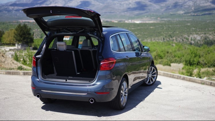 Hij staat op het platform van de nieuwe Mini en heeft de motor van de Mini Cooper S. Toch is de BMW 2 Serie Gran Tourer veel meer dan een bijzonder corpulente Mini met zeven zitplaatsen, blijkt tijden