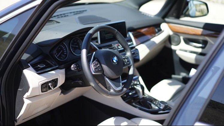 Hij staat op het platform van de nieuwe Mini en heeft de motor van de Mini Cooper S. Toch is de BMW 2 Serie Gran Tourer veel meer dan een bijzonder corpulente Mini met zeven zitplaatsen, blijkt tijden