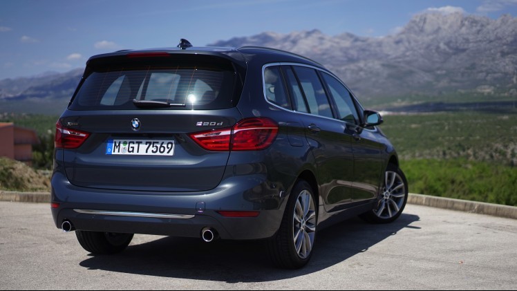 Hij staat op het platform van de nieuwe Mini en heeft de motor van de Mini Cooper S. Toch is de BMW 2 Serie Gran Tourer veel meer dan een bijzonder corpulente Mini met zeven zitplaatsen, blijkt tijden
