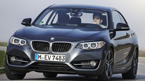 BMW lepelt de motor van de 2 Serie Cabriolet ook in de coup-variant van de 2 Serie. De nieuwe motor in de 220d Coup levert meer vermogen, is lichter en efficinter dan de motor die hij vervangt.