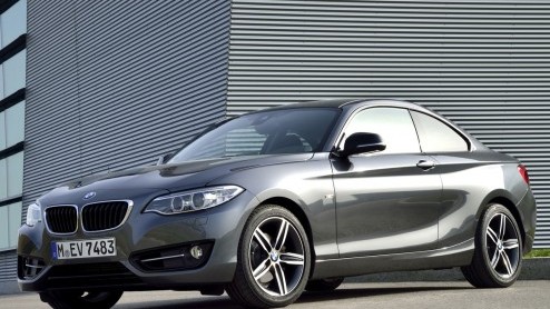 BMW lepelt de motor van de 2 Serie Cabriolet ook in de coup-variant van de 2 Serie. De nieuwe motor in de 220d Coup levert meer vermogen, is lichter en efficinter dan de motor die hij vervangt.