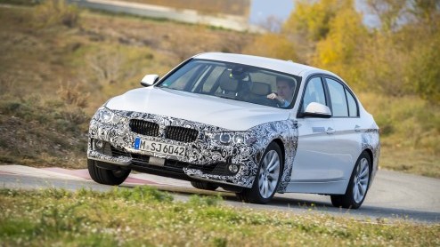 BMW 3 Serie eDrive plug-in hybrid prototype dient zich aan. Dankzij koppeling navigatiesysteem gaat hij slim met energie om. Meer elektrische modellen en waterstofauto's van BMW op de agenda.