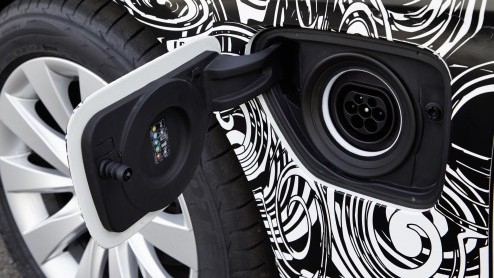BMW 3 Serie eDrive plug-in hybrid prototype dient zich aan. Dankzij koppeling navigatiesysteem gaat hij slim met energie om. Meer elektrische modellen en waterstofauto's van BMW op de agenda.