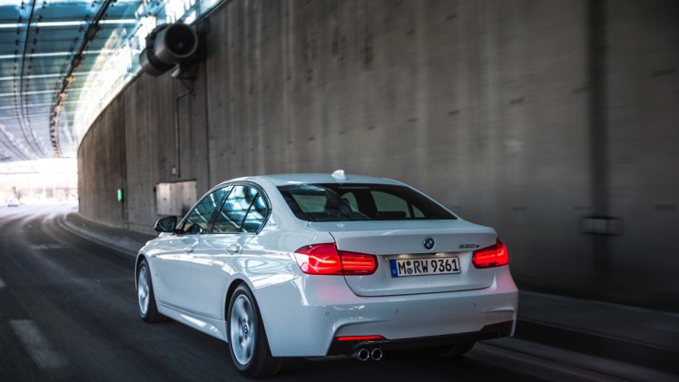 Autotest BMW 330e, de 3 Serie plug-in hybride met 15% bijtelling voor de zakelijke rijder. Een sterk aanbod dankzij zijn goede prijs. In deze rijtest vertellen we waarom de 330 plug-in hybride OK is.