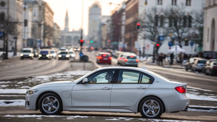 Autotest BMW 330e, de 3 Serie plug-in hybride met 15% bijtelling voor de zakelijke rijder. Een sterk aanbod dankzij zijn goede prijs. In deze rijtest vertellen we waarom de 330 plug-in hybride OK is.