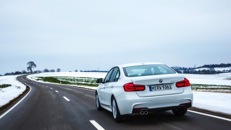 Autotest BMW 330e, de 3 Serie plug-in hybride met 15% bijtelling voor de zakelijke rijder. Een sterk aanbod dankzij zijn goede prijs. In deze rijtest vertellen we waarom de 330 plug-in hybride OK is.