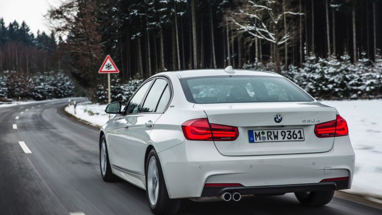 Autotest BMW 330e, de 3 Serie plug-in hybride met 15% bijtelling voor de zakelijke rijder. Een sterk aanbod dankzij zijn goede prijs. In deze rijtest vertellen we waarom de 330 plug-in hybride OK is.