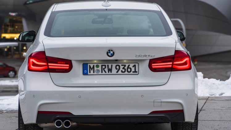 Autotest BMW 330e, de 3 Serie plug-in hybride met 15% bijtelling voor de zakelijke rijder. Een sterk aanbod dankzij zijn goede prijs. In deze rijtest vertellen we waarom de 330 plug-in hybride OK is.