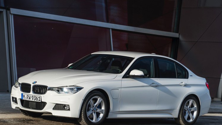 Autotest BMW 330e, de 3 Serie plug-in hybride met 15% bijtelling voor de zakelijke rijder. Een sterk aanbod dankzij zijn goede prijs. In deze rijtest vertellen we waarom de 330 plug-in hybride OK is.