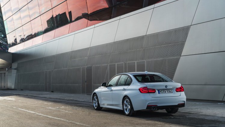 Autotest BMW 330e, de 3 Serie plug-in hybride met 15% bijtelling voor de zakelijke rijder. Een sterk aanbod dankzij zijn goede prijs. In deze rijtest vertellen we waarom de 330 plug-in hybride OK is.