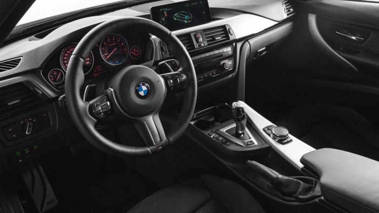 Autotest BMW 330e, de 3 Serie plug-in hybride met 15% bijtelling voor de zakelijke rijder. Een sterk aanbod dankzij zijn goede prijs. In deze rijtest vertellen we waarom de 330 plug-in hybride OK is.